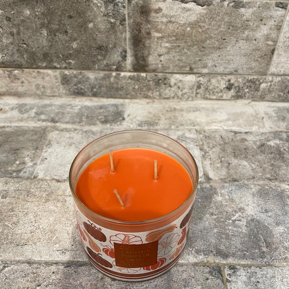 ❤️ BATH AND BODY WORKS CARMEL PUMPKIN SWIRL 3 WICK CANDLE NEW - Picture 3 of 4